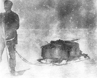 Strindberg con zapatos de nieve tirando de un trineo pesado y no apto para el terreno. Wikimedia Commons